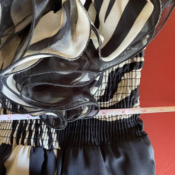 Elegant Black and White Halter-Top Jumpsuit with Ruffled Detail - Picture 15 of 16